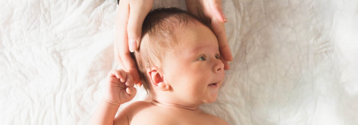 bébé tête à gauche