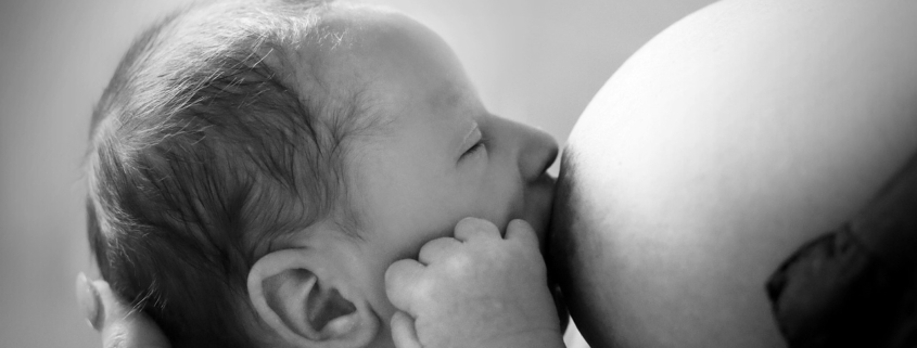 bébé qui prend le sein