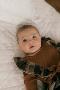 bébé avec tête penchée